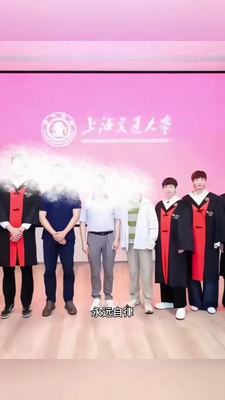 从方寸球台到交大殿堂，脱下战衣，换上学位服，孙颖莎正式毕业了。一边登顶世界之巅，