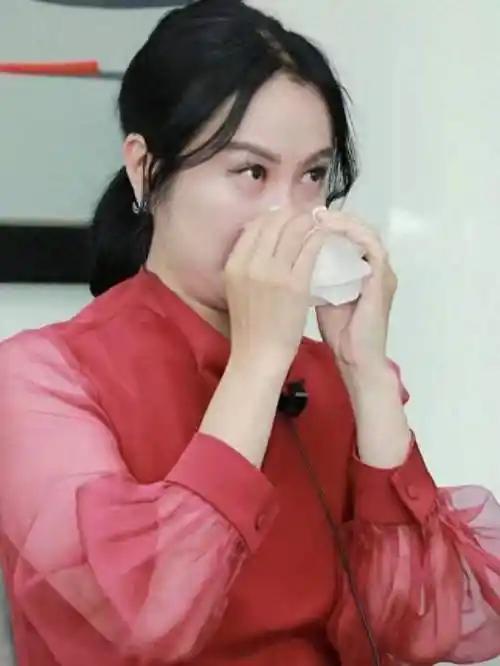 叶璇自曝父亲离世陷争产风波，祖坟地契被占父亲迟迟未下葬
 
叶璇自曝父亲离世正与