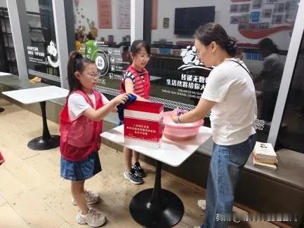 万柏林区长风西街街道：大手牵小手，洁净驿站暖“新”友

8月19日，万柏林区长风