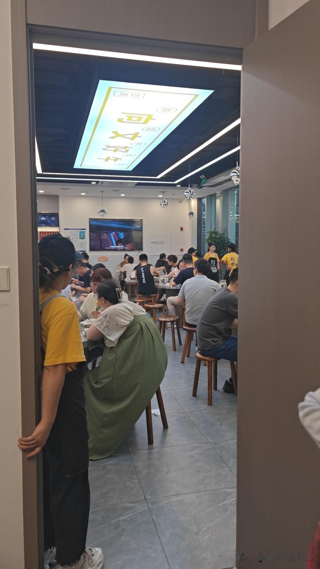 俗话说：早餐吃饱，午餐吃好，晚餐吃少。
（昨天拍到火锅店堂食热火朝天的画面，这家