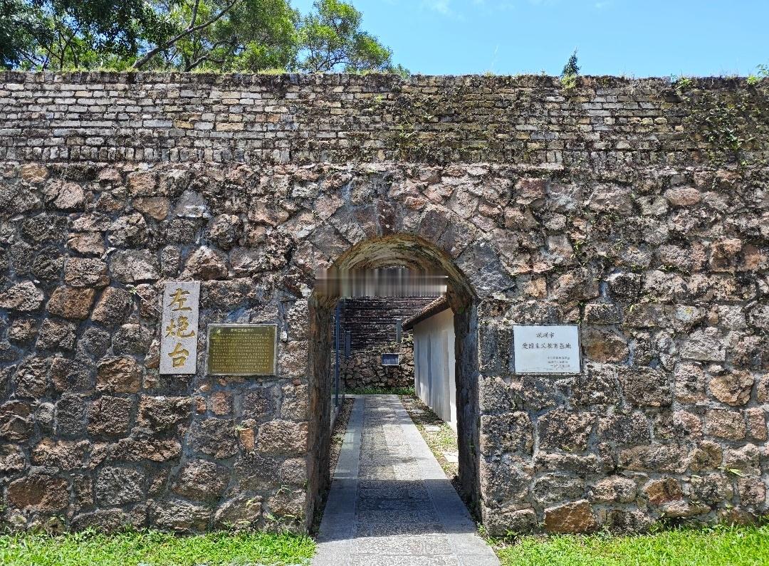 如果深圳有“天涯海角”，赤湾一定榜上有名。三面环山，一面向海，地形决定了赤湾的闭