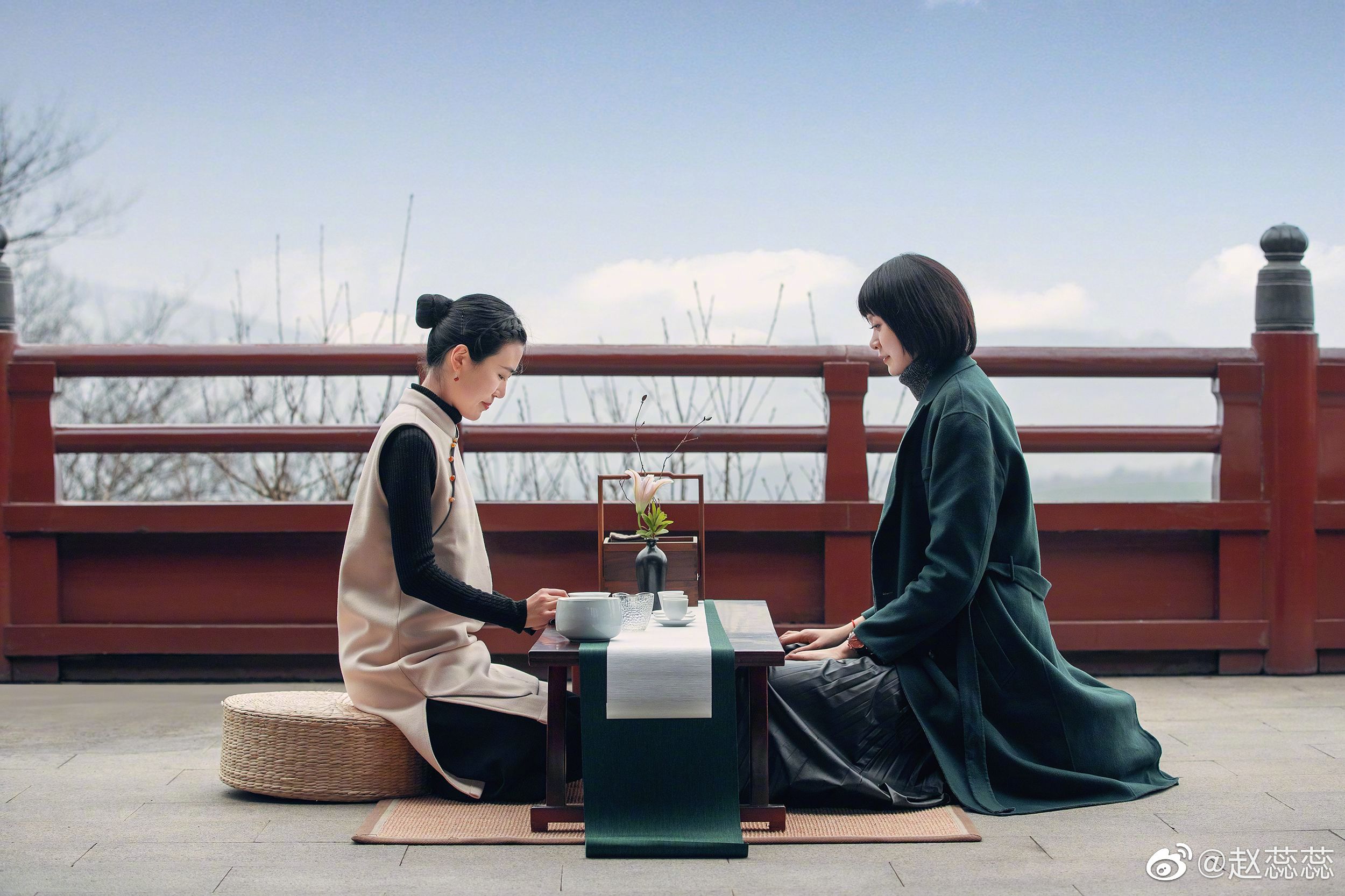 飘飘洒洒   门前雪熙熙攘攘   巷中客纷纷扰扰   耳边声影影绰绰   梦中花