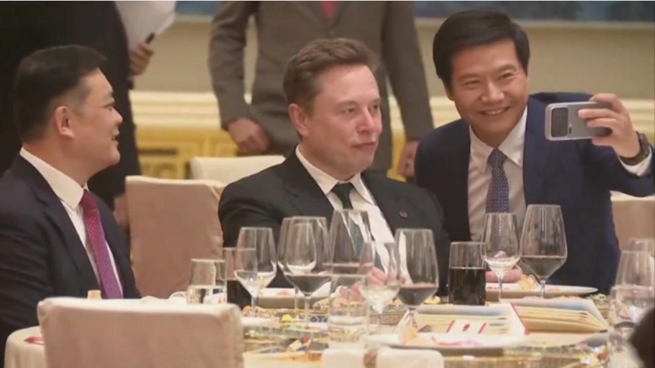 不知道马斯克是不是雷军学习的榜样或者崇拜的偶像？反正雷军好不容易见到了马斯克，真