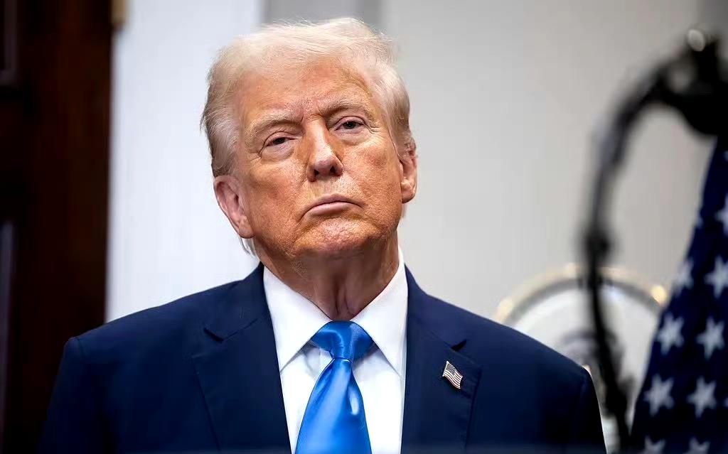 记者问，俄罗斯正继续袭击乌克兰，是否意味着普京并不认真对待和谈?
特朗普说，普京