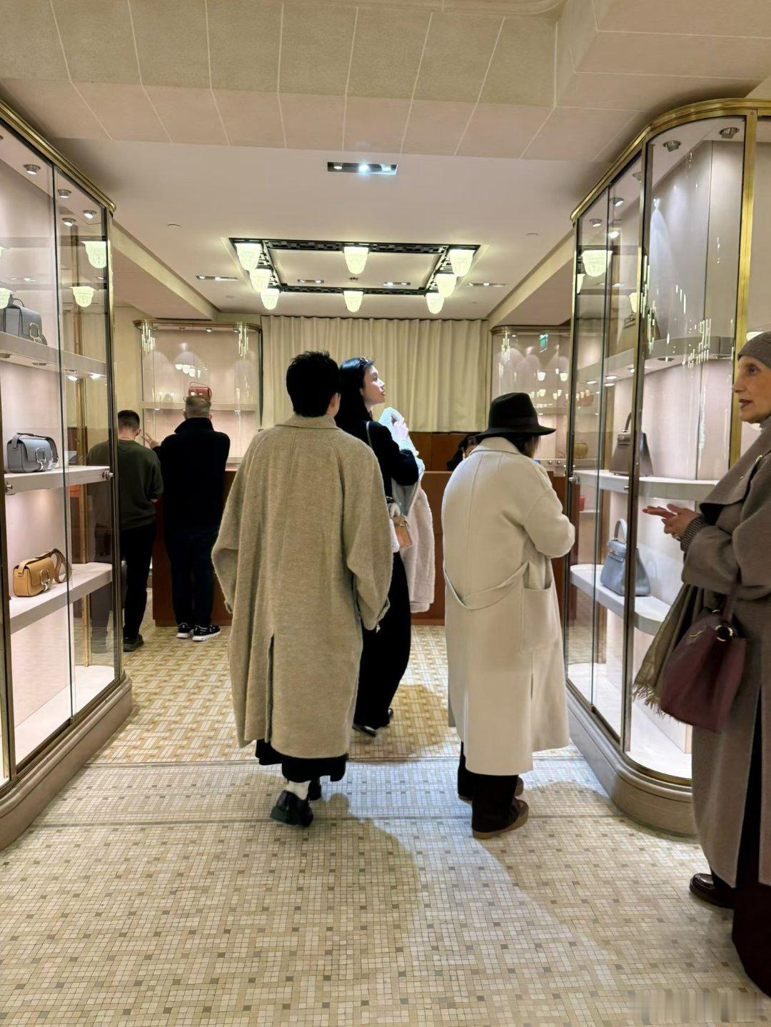 巴黎偶遇奚梦瑶巴黎爱马仕偶遇奚梦瑶 网友法国巴黎偶遇奚梦瑶逛奢侈品店，夸她又瘦又