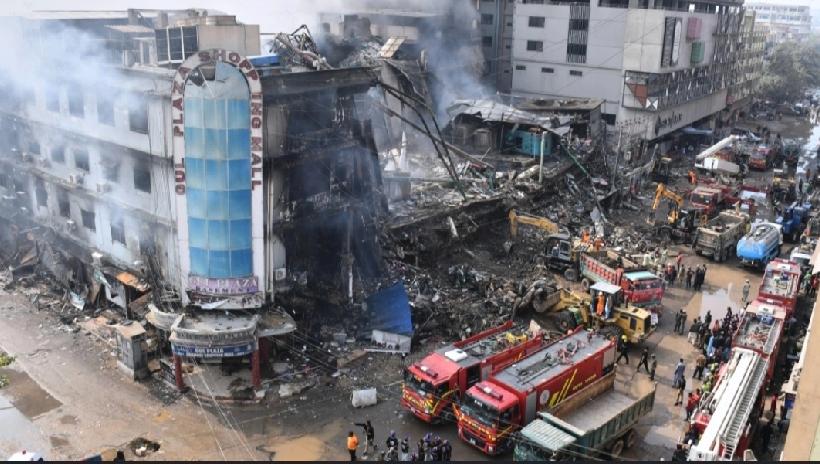 巴基斯坦第一大城卡拉奇（Karachi）一处热闹的购物商场发生严重火警。据美联社