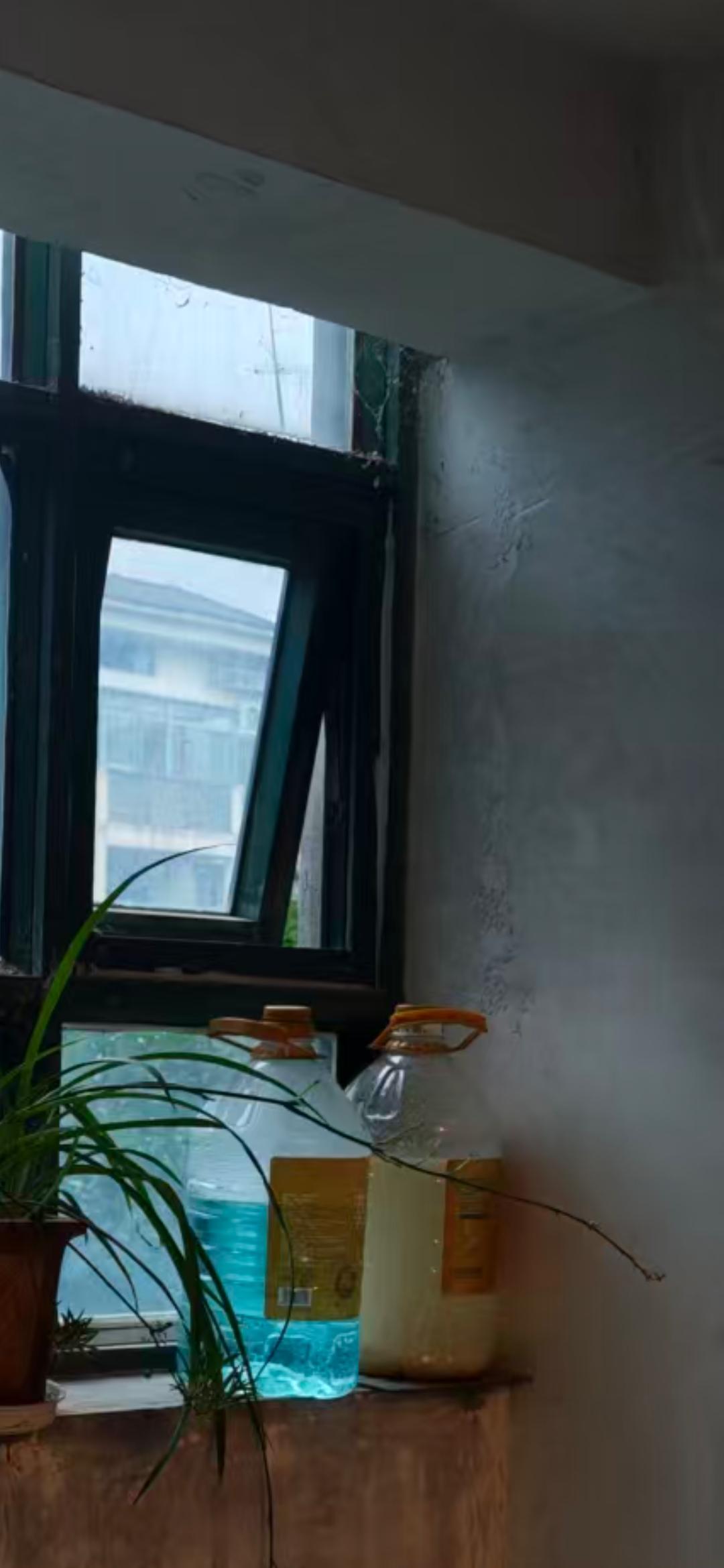 晒图笔记大赛有人在楼道里沤肥，臭气熏天，已经不止一次了，要种花沤肥应该回自己家里
