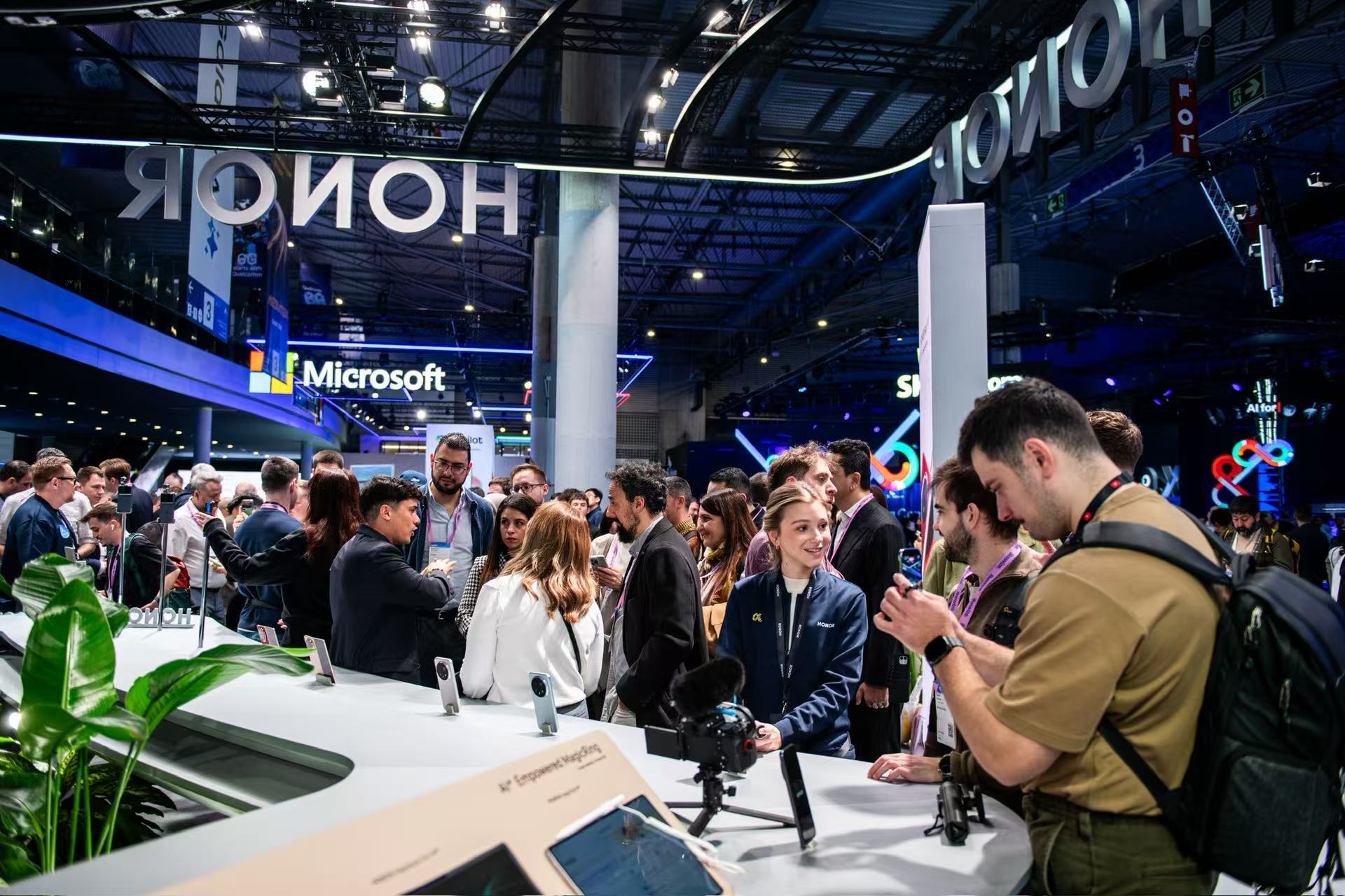 MWC现场荣耀展台简直成了全场焦点，Robot Phone前人潮如潮，气场十足。