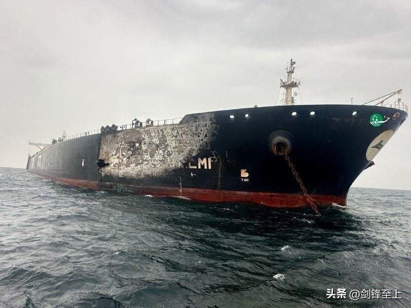 这是今天早上被伊朗击中的一艘阿联酋巨型油轮
从炸点大小看，应该是小摩托干的
不过