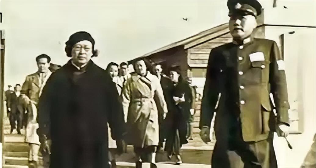 1938年春，国民党少将叶蓬求见陈诚，陈诚看了名片后，随手扔到纸篓，对副官说：“