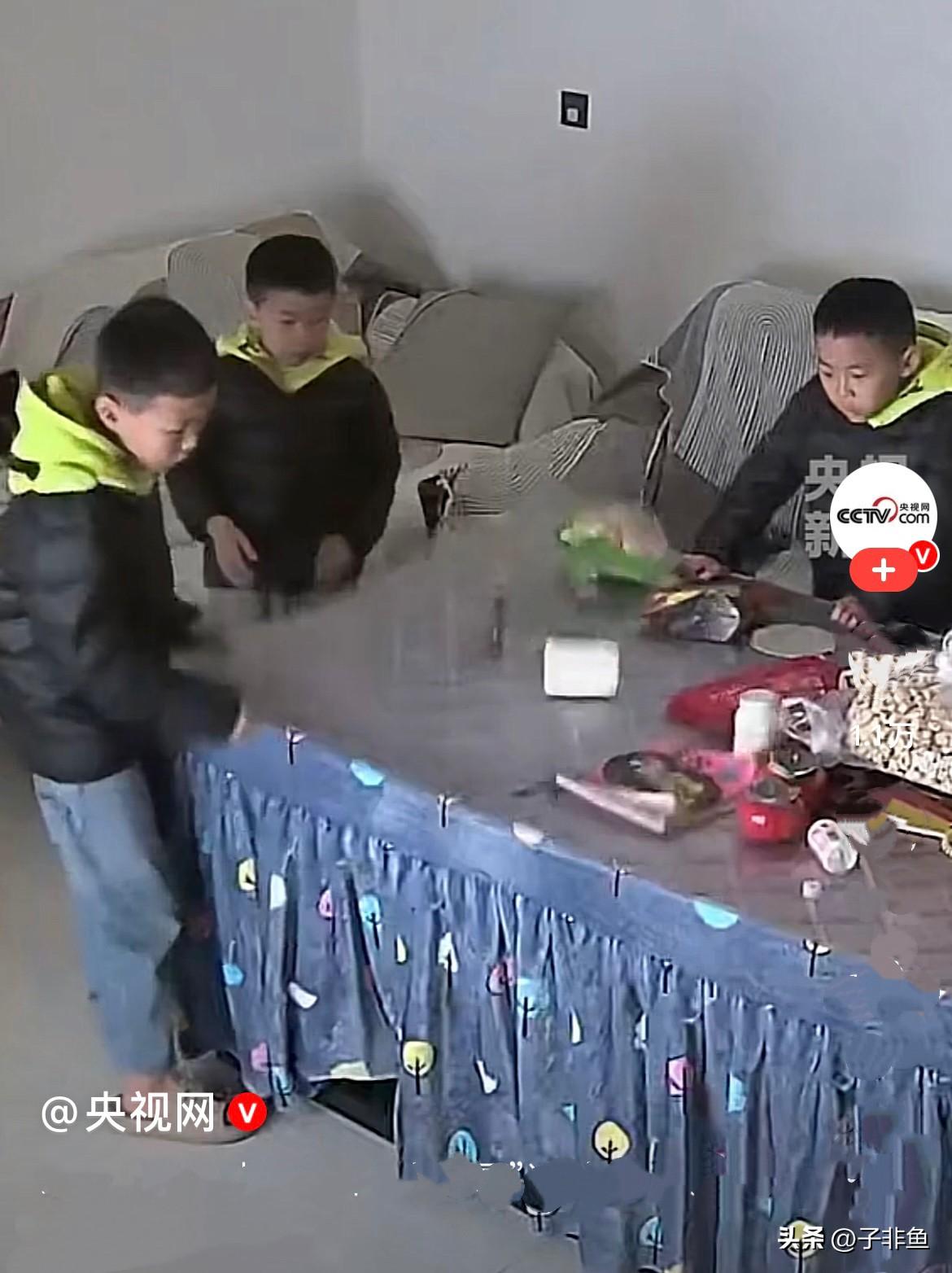 近日，云南昭通一家8岁的哥哥和两个弟弟在家玩耍，突然顶棚上的顶灯落下了电的火花，