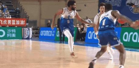 赵睿一打二很敢打！太不讲理，面对劳森和纳托尔两人防守也要干



赵睿带领北京迎