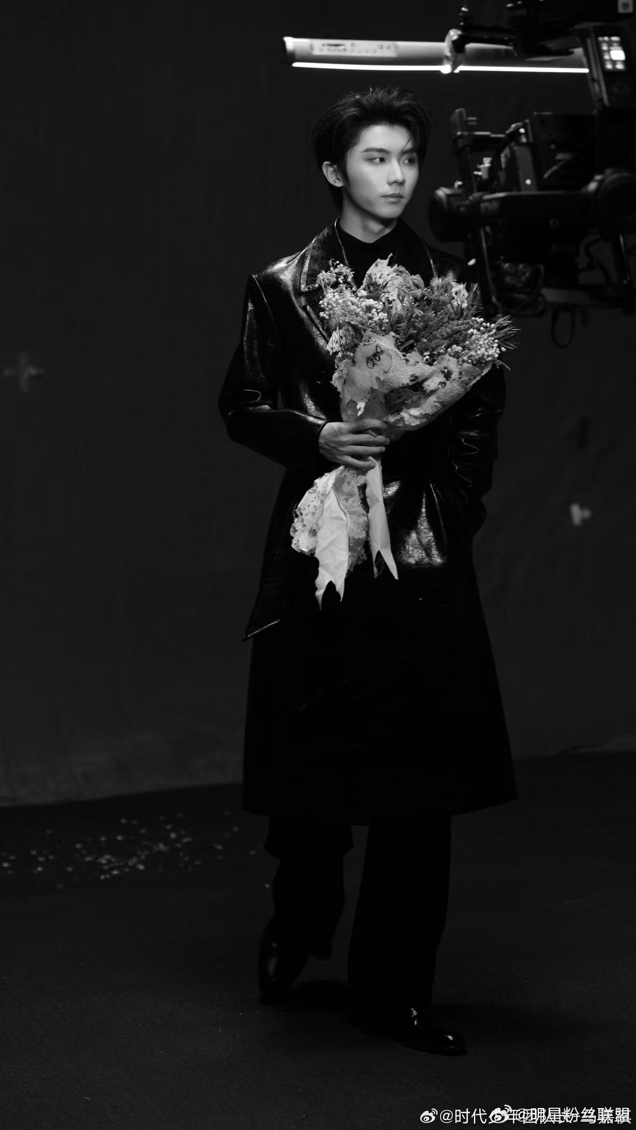 马嘉祺背头allblack造型马嘉祺等很久了吧 马嘉祺这套新图all black