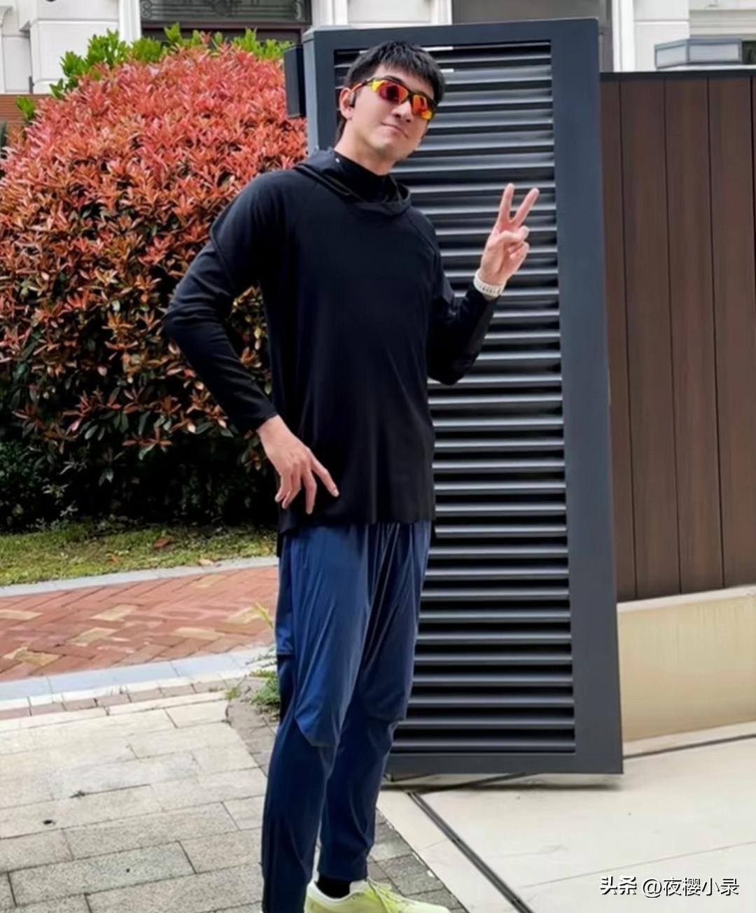 38岁林更新在上海跑步被偶遇，他真人又高又瘦，打扮时尚有型。但脸部状态一般，法令