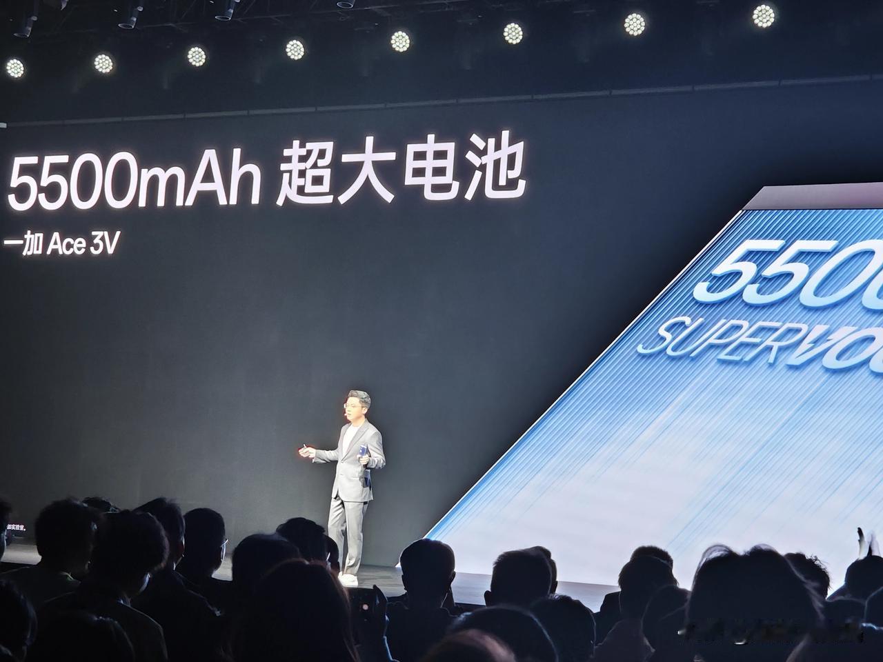 一加Ace 3V内置5500mAh大电池，并通过AI调度，全链路电源管理芯片，续