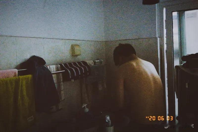 小舅今年48了，还是那么高大，帅气，一点没发福。
但是他未婚，一个人住着150平