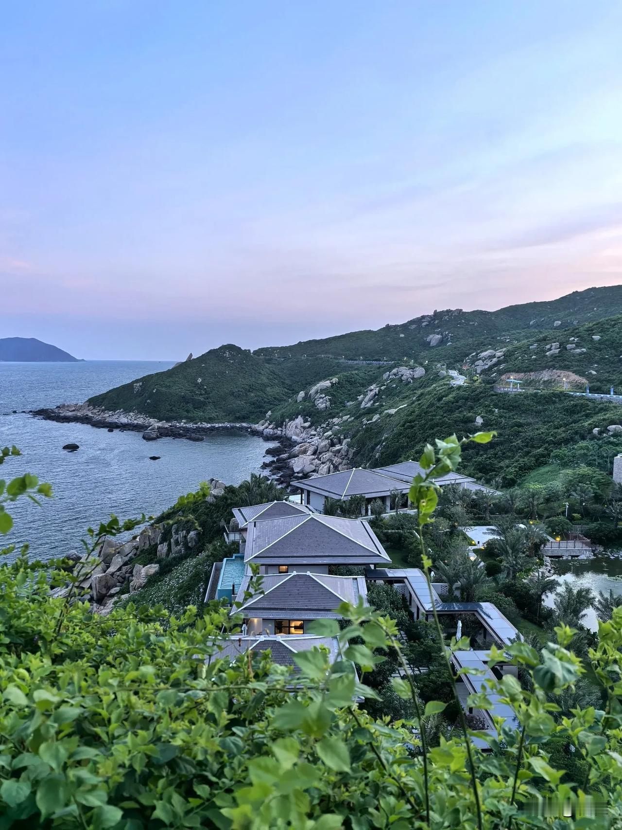 乘船来到东澳岛。最近东澳岛风很大，万豪，阿丽拉，安麓次第开幕……
珠海市区有香洲