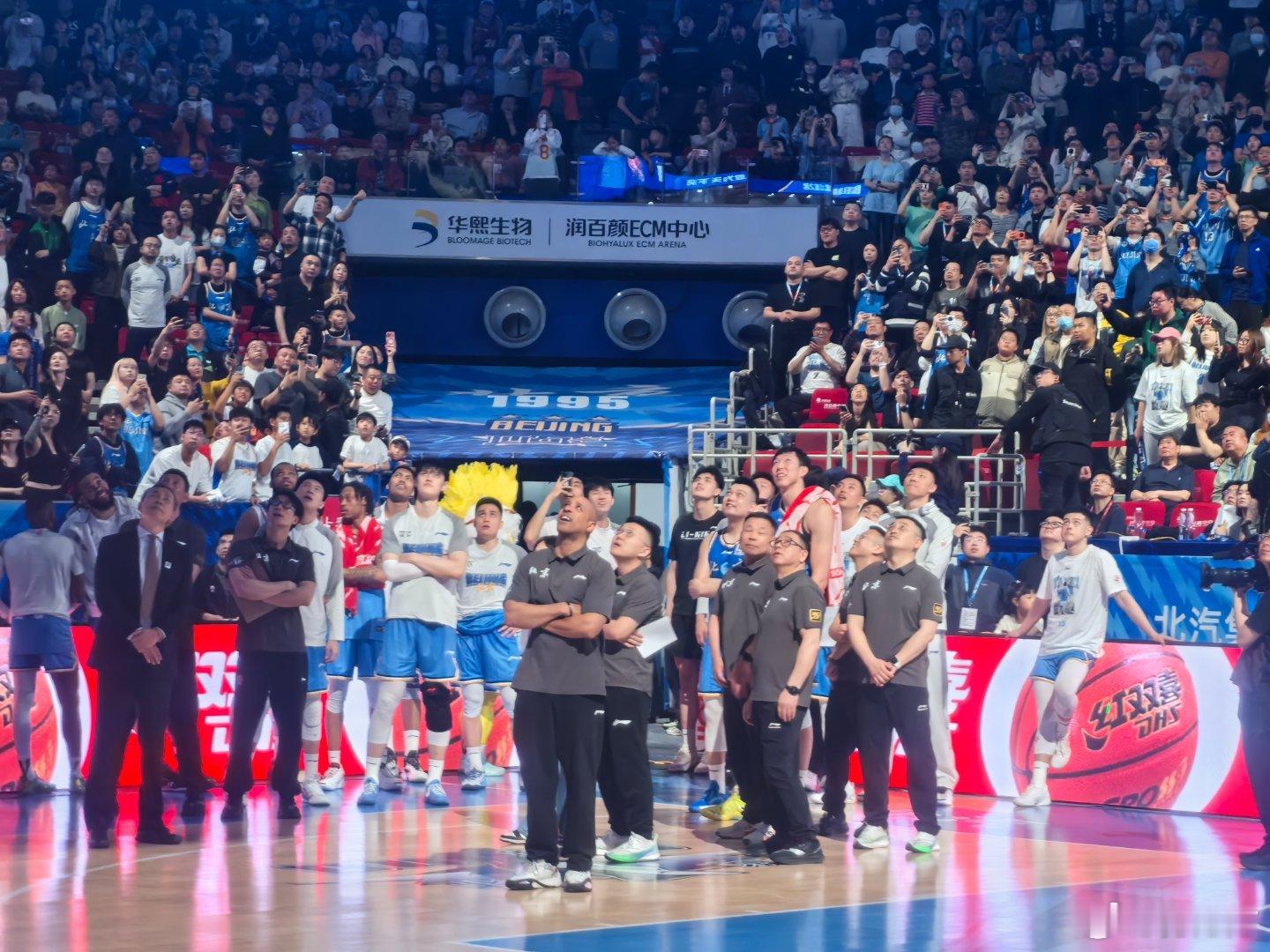 北京首钢 全队留在场内见证朱彦西退役仪式