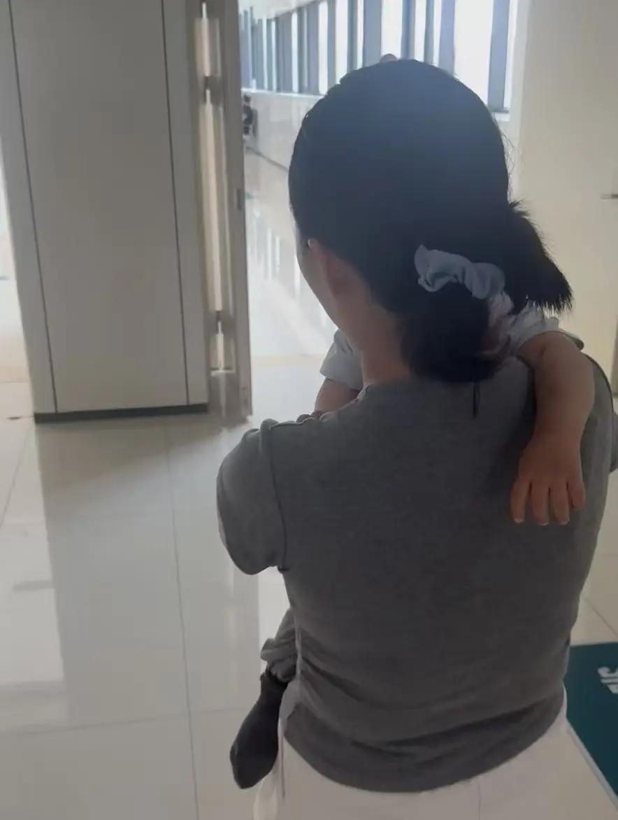 湖北黄冈发生龙卷风的那天晚上，一位男子被从12楼吹落后昏迷，被送去医院抢救，这个