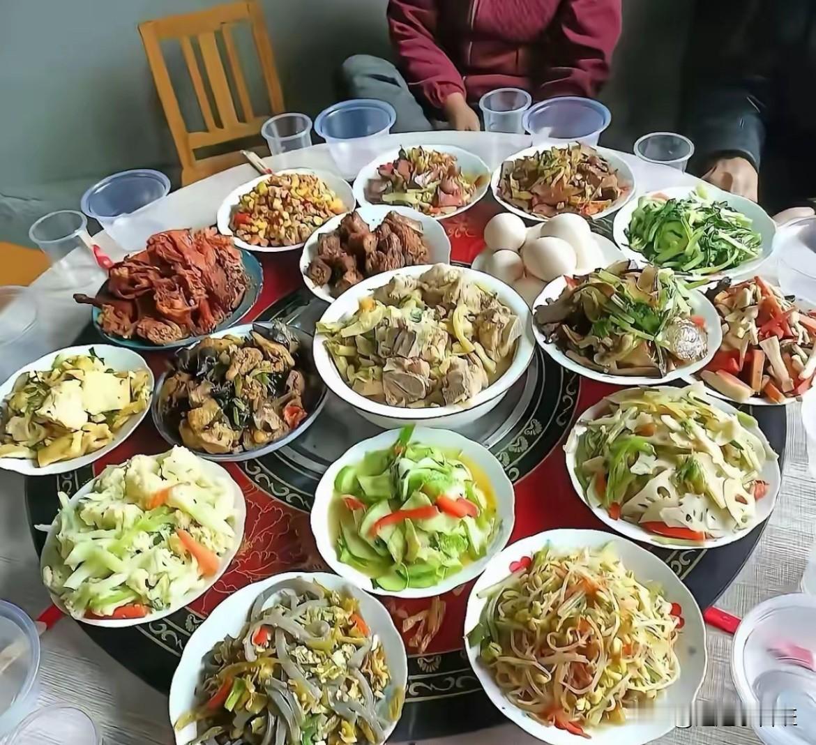 招待客人的一桌菜，大家猜猜这是，东北菜？山东菜？还是南方菜？