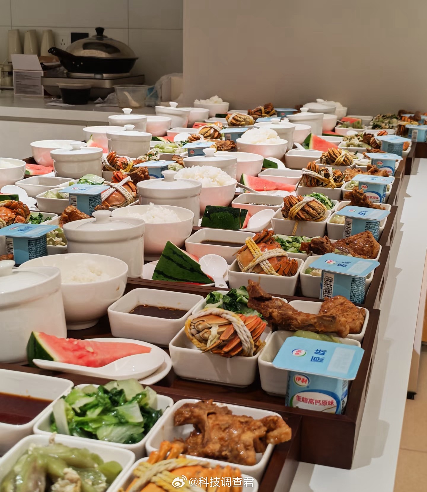 男子4S店买车一年蹭饭260次还打包我一个月去蹭鸿蒙智行一次电、一次洗车和一顿午