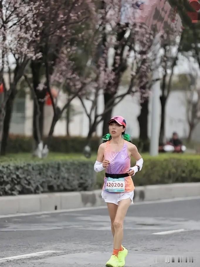 十公里跑完的时间，得看是职业运动员还是大众跑者。职业马拉松运动员那速度，相当惊人