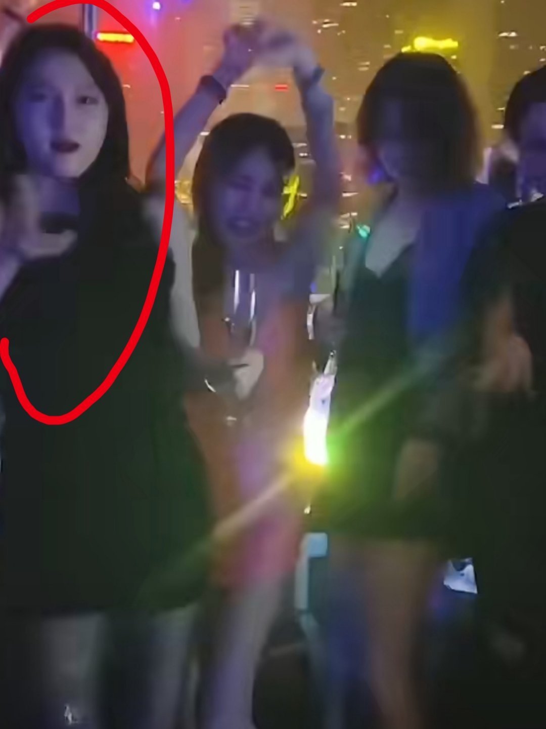 曝关晓彤深夜去酒吧 有狗子爆料关晓彤带助理深夜去酒吧和朋友聚会，还在酒吧跳舞。北