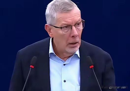 就这一句灵魂拷问，直接让吵翻天的欧洲议会瞬间噤声

“中国凭什么不能像我们一样，