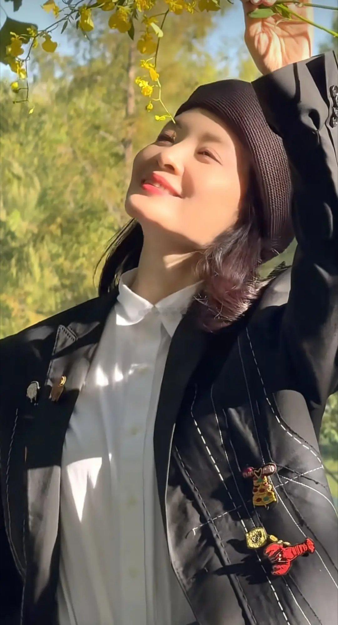 你认出来了吗？周涛秋日穿搭黑西装+白衬衫+牛仔裤，干练时髦，美得不像话…… ​​