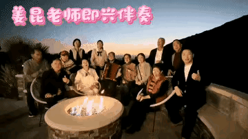 平安夜的美国加州，一群所谓的老艺术家在豪华别墅里深情合唱《我和我的祖国》。

这