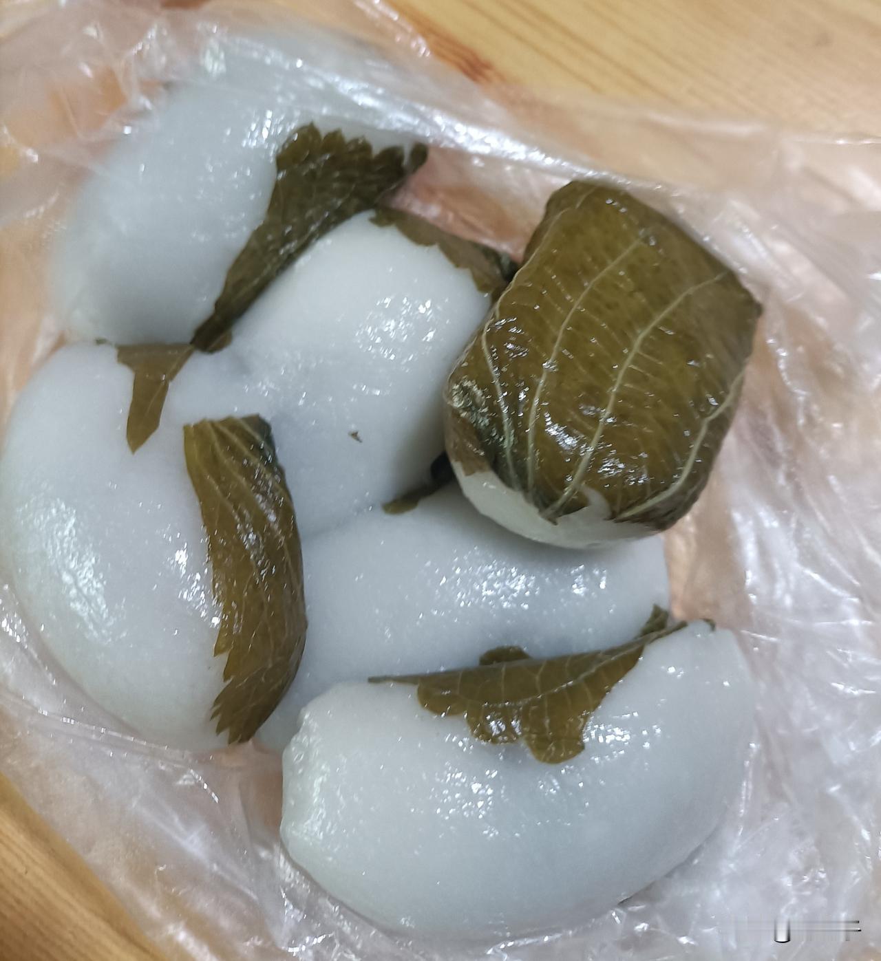 东北方言之（732）苏耗子：
这是东北满族的特色小吃。
外皮是粘米面子裹上苏子叶