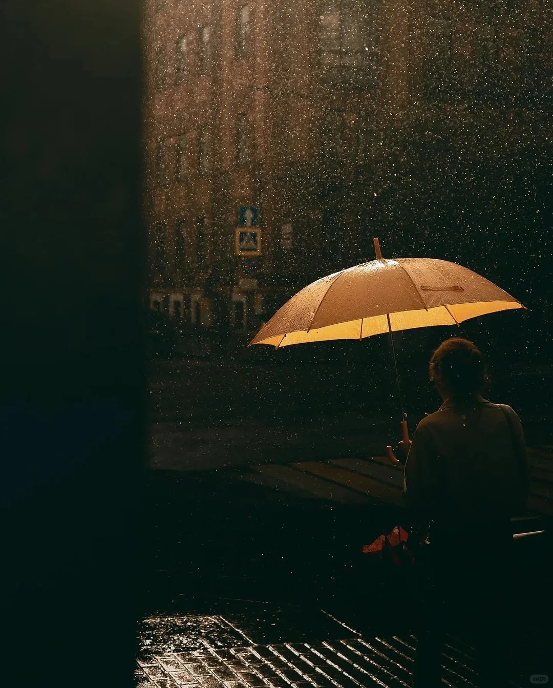 城市的浪漫，藏在街头的无数瞬间里。撑伞走过雨夜的路口，行人独自穿过斑马线，老式街