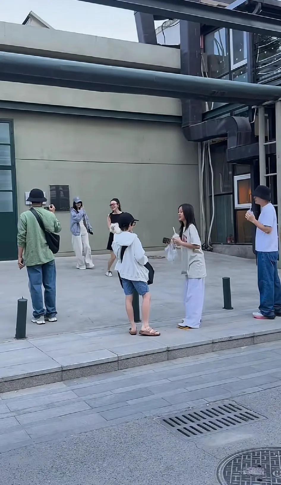 看霍思燕，杜江，李小璐，贾乃亮和俩娃在一起的这张照片莫名的会有一种岁月静好的感觉