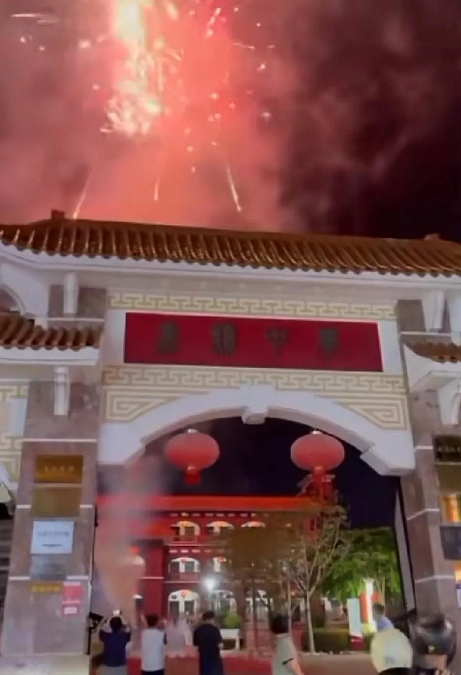 嘉积中学终于放炮了，终于放烟花了！这几年，太不容易了！当然这次，不是高考放炮，而