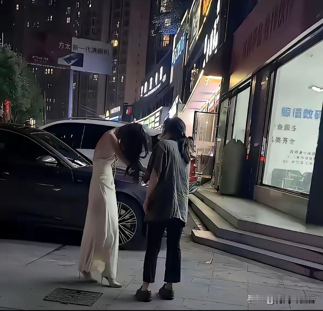 邵阳街头情感冲突：
两个女人撕扯 丈夫冷眼旁观太寒心

前段时间湖南邵阳一起情感