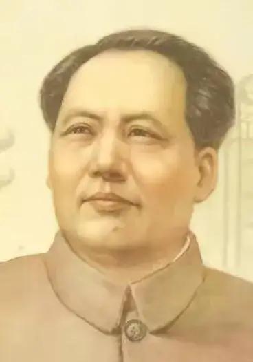 开国伟人，
顶天立地的笑容，
满面如同春风送暖！