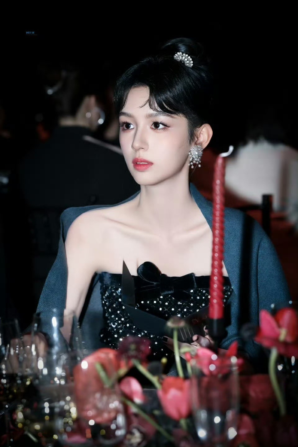 周也这组赫本风直接封神周也这组赫本风写真，每一张都在诉说故事。红与黑的碰撞，冷与