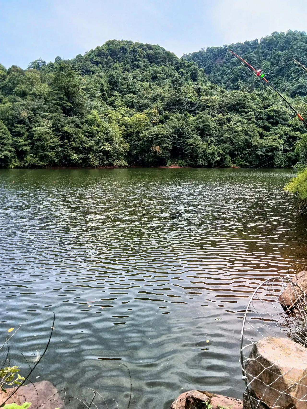 上联：千层高山千层雾，下联怎么对下联百道深谷百道风。