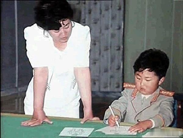 韩媒发图，说这是金将军小时候。 ​​​