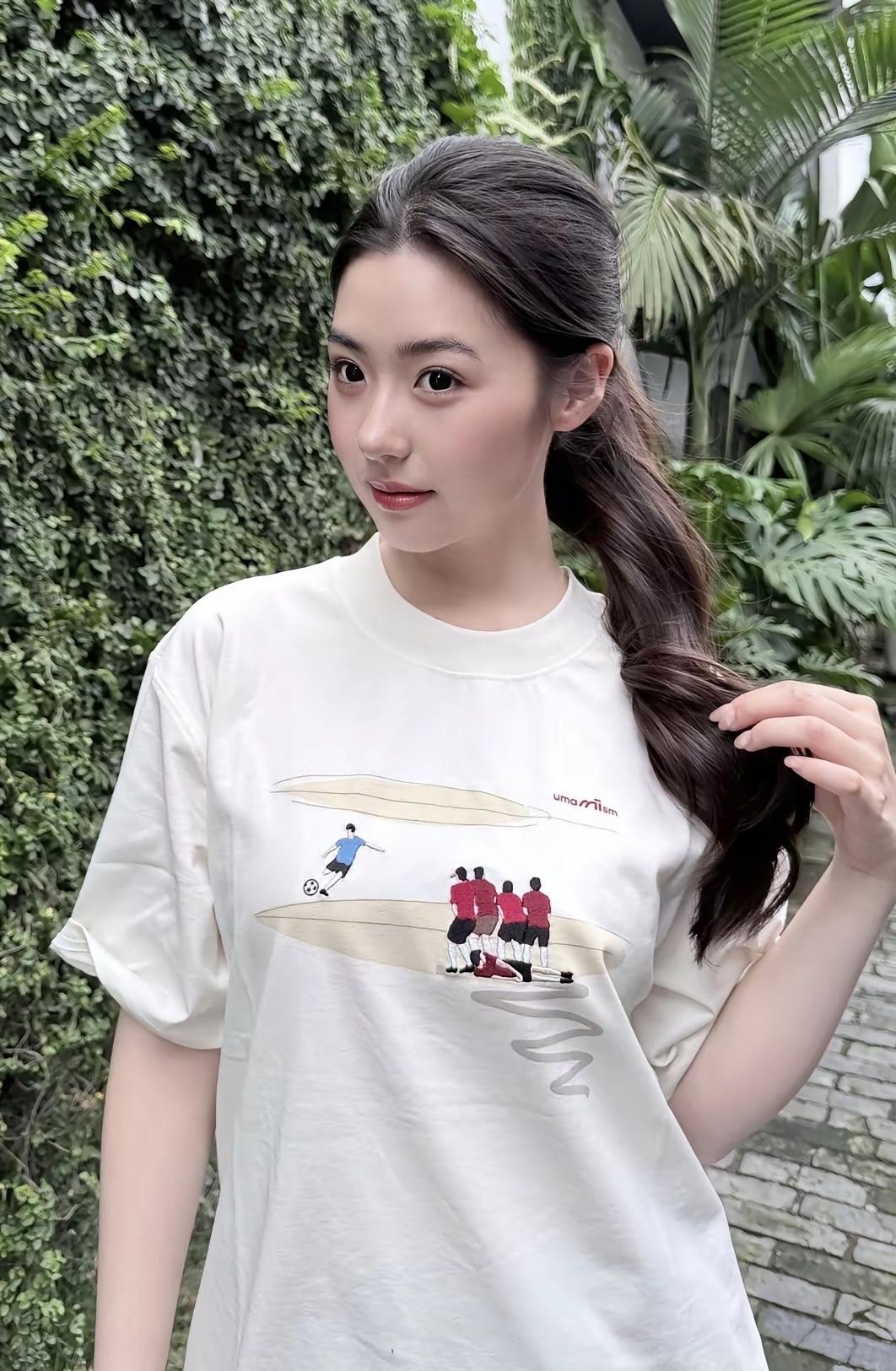 什么样的标准堪称是美女美女长相必须要漂亮、身材苗条比例好、性格温柔开朗活泼可爱