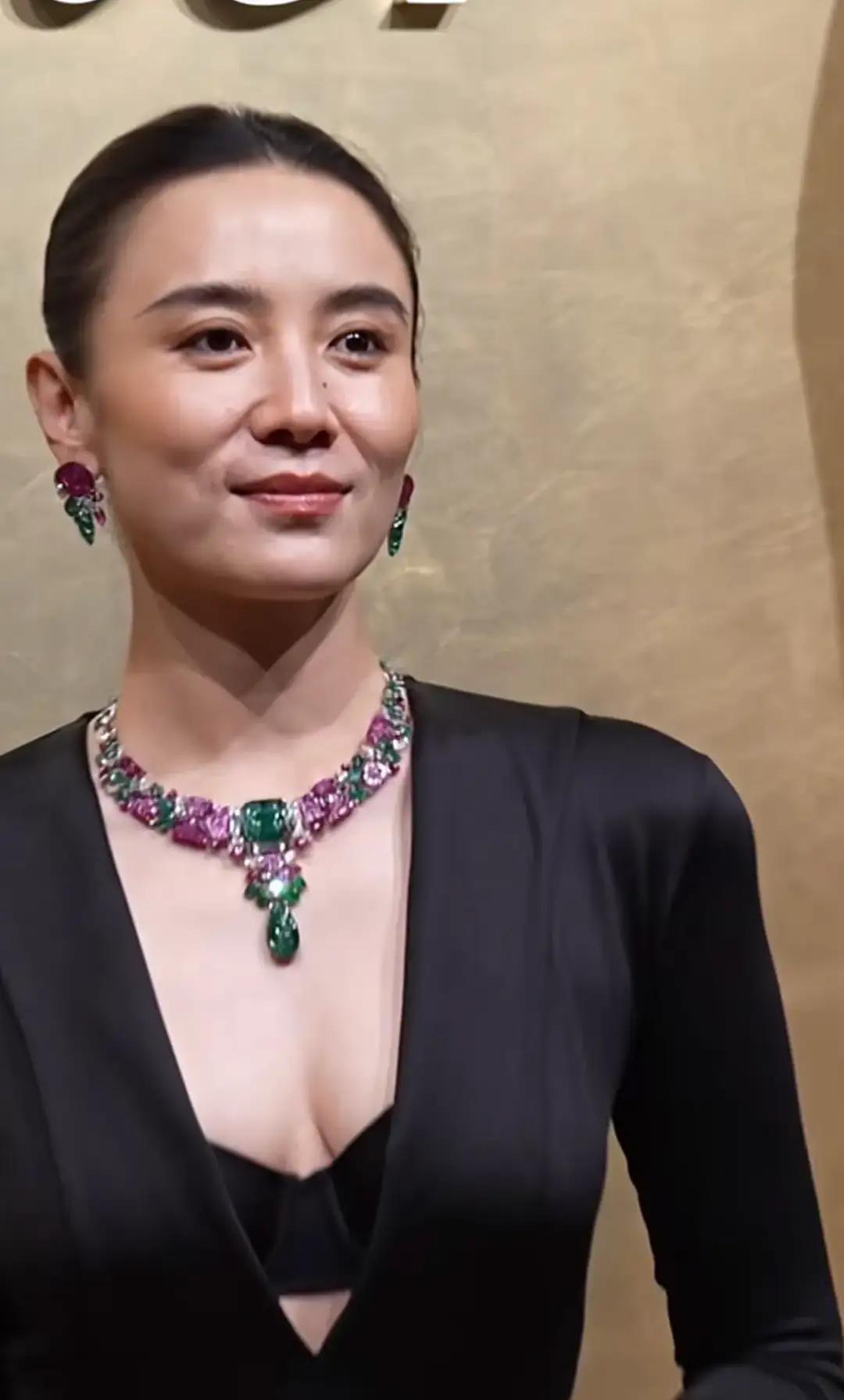 宋佳穿成这样，不是穿错了，是穿明白了。
深V露内衣带，不是没贴胸贴，是压根不想藏