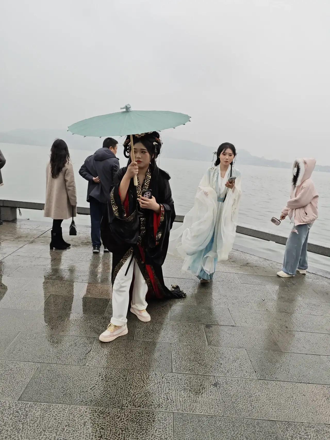 杭州又到了金黄落叶纷飞季节，下着雨的西湖边走来一位女子撑伞从我身边擦肩而过。仿佛