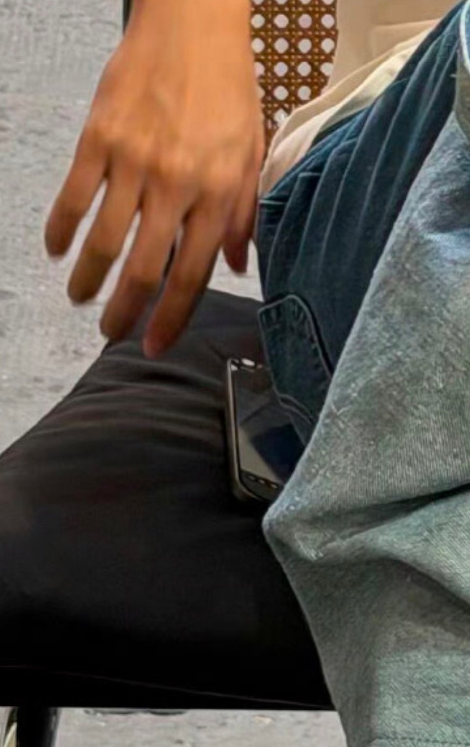 这不会是在给pp拍照吧