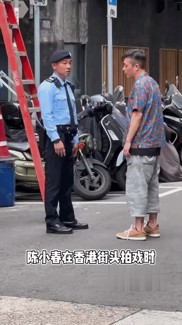 陈冠希的明星气质还是在的，偶遇陈小春拍戏，陈冠希站在大街上和陈小春聊了一会儿，这