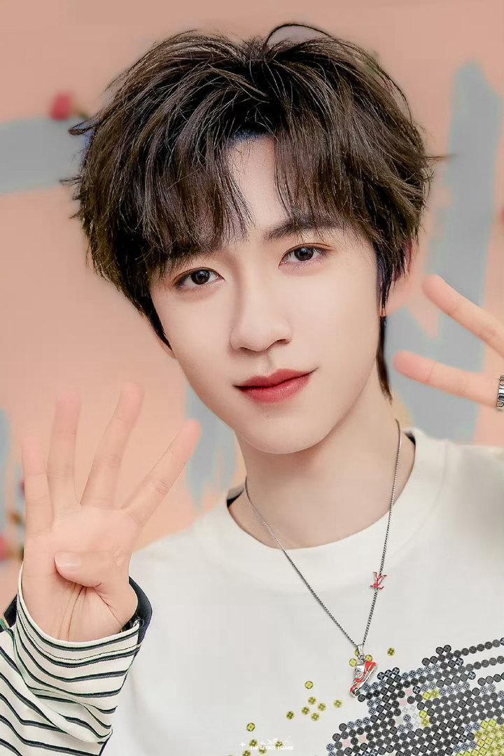 贺峻霖说话的艺术 笑死了，贺峻霖这嘴是真的厉害。同样一件事，从他嘴里说出来就完全