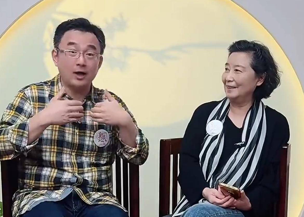 上海坊间最著名的传说：小辰老师不喜欢黄浩，而是喜欢程雷。现在小辰老师喜欢的人都不