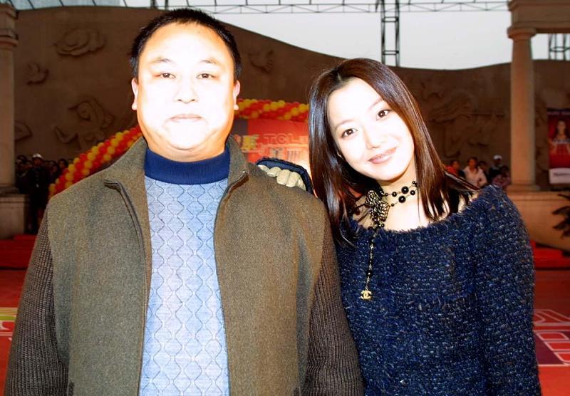 之前刷到过一对同校同专业的女生，连名字带生日全一模一样，大一报到的时候导员对着点