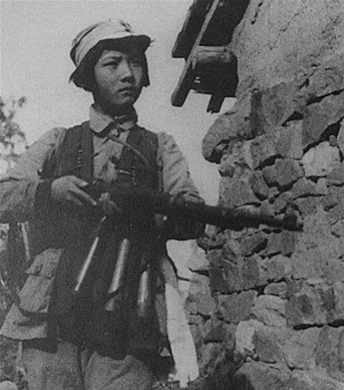 1942年，女战士李喜梅被日军毒打。突然，日军撕扯她的衣服，就在日军以为自己会得