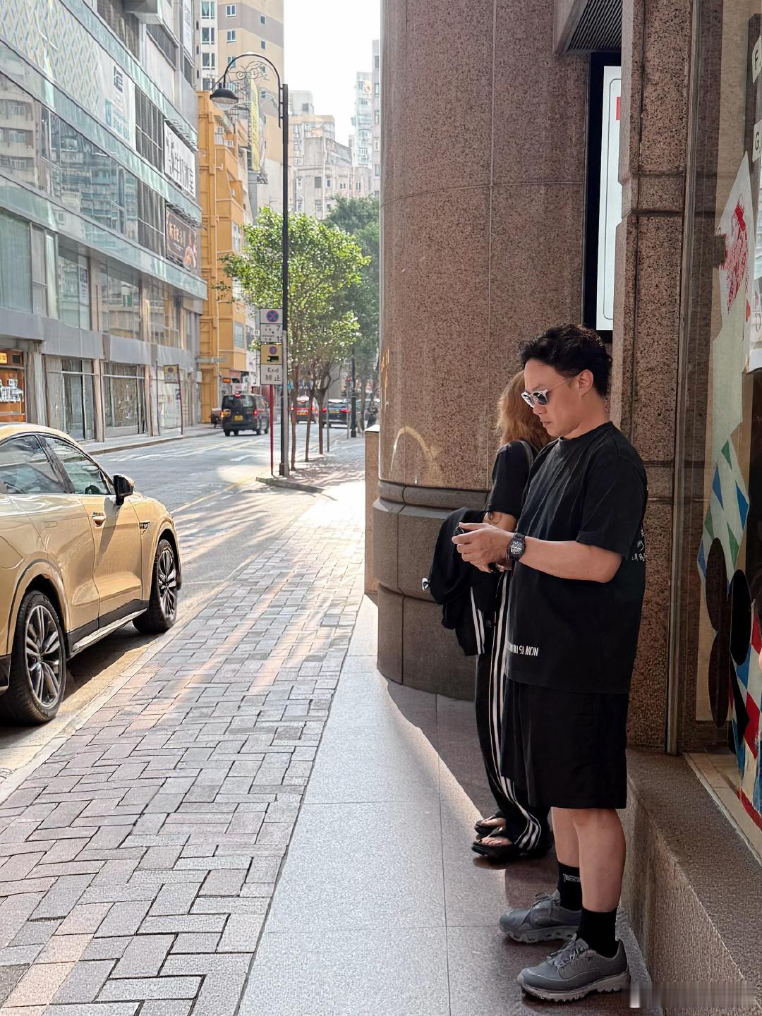 香港路边偶遇陈奕迅网友在香港偶遇陈奕迅等车，穿着基础手表不基础。偶遇陈奕迅等车 