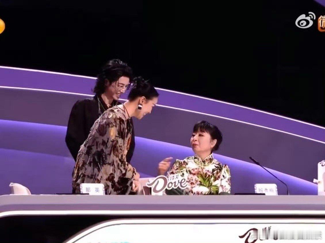 声鸣远扬名场面！那英华晨宇为团队冲锋陷阵，归来后给殷秀梅老师捶肩表功，殷老师温柔